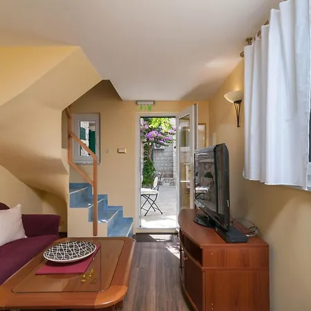 In Mit Privatem Balkon By Interhome * أوميس