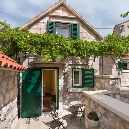 In Mit Privatem Balkon By Interhome شقة أوميس