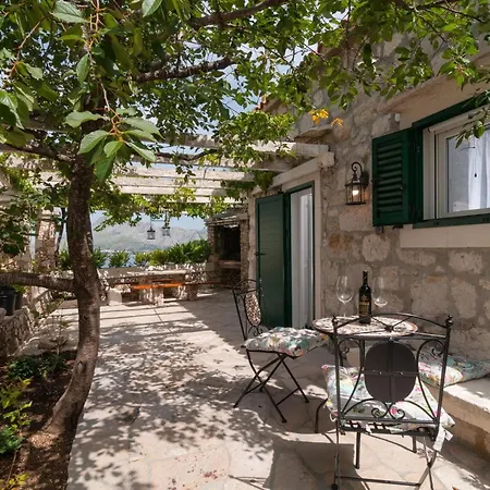 In Mit Privatem Balkon By Interhome شقة